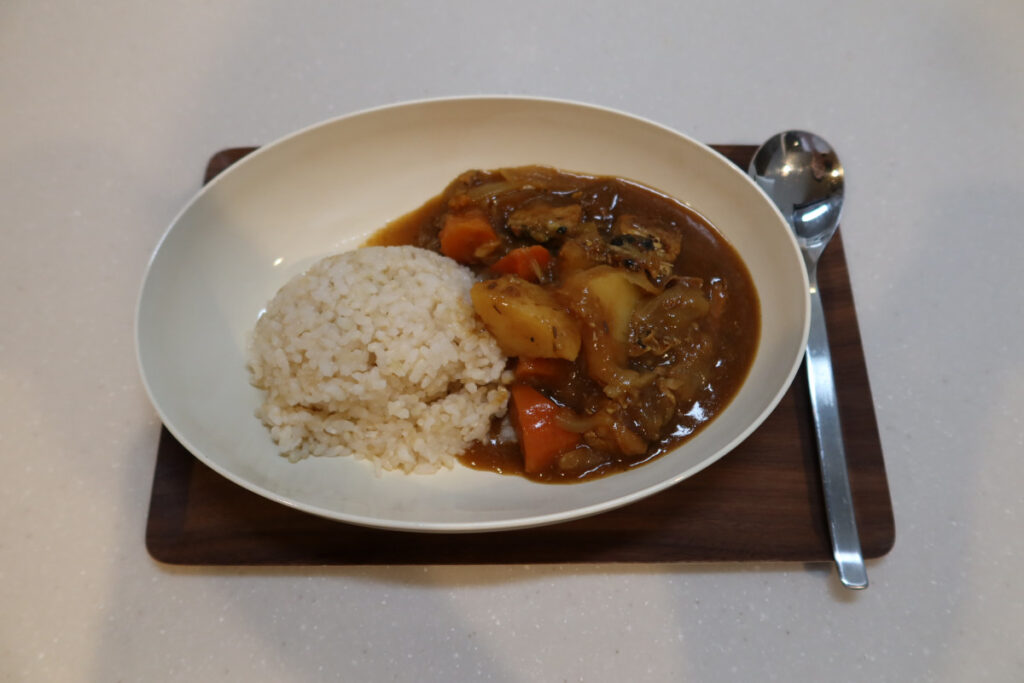 白米にサバカレーの標準カレーライス